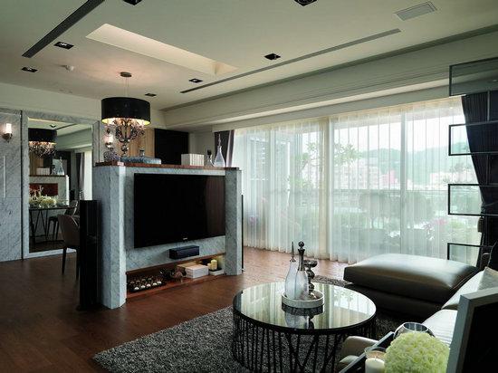 客厅电视墙 以大理石为质材的低台度电视墙,增添了客厅空间气度,也让