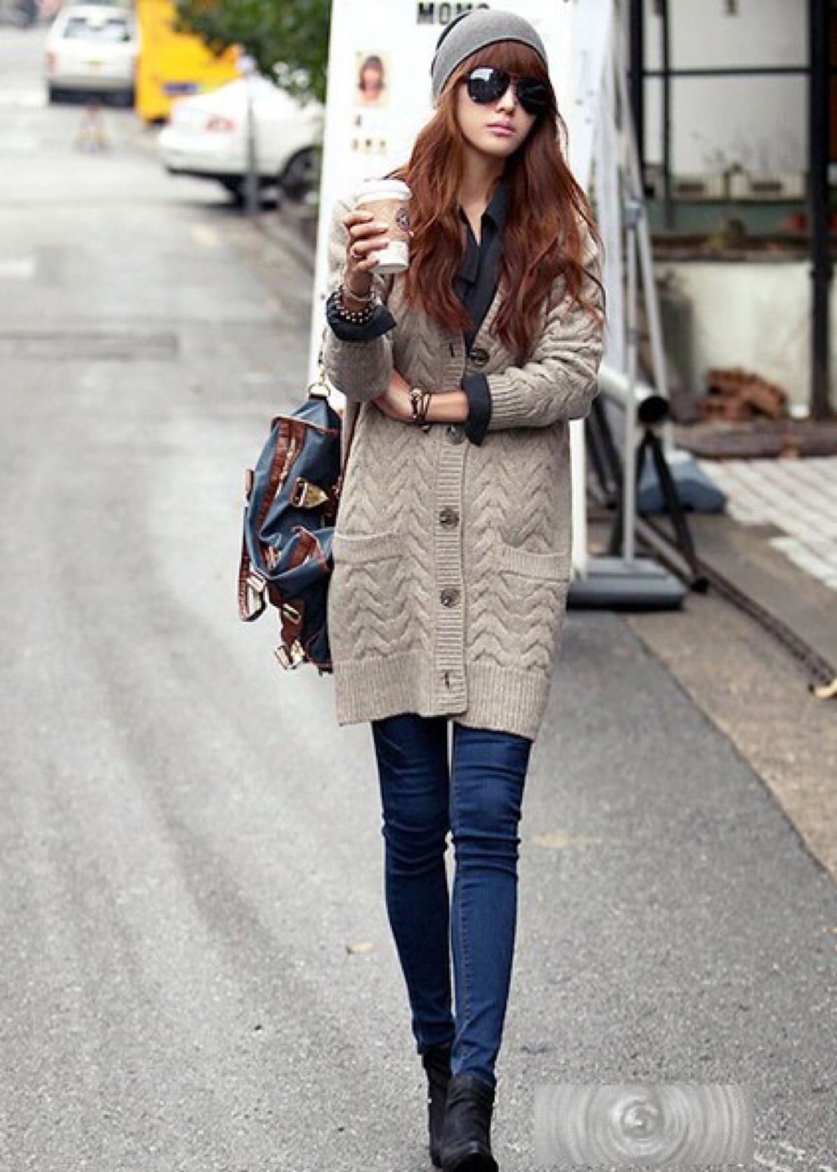 麻花编织长款毛衣外套 一款简约的纯色长款毛衣外套是本季购物清单中