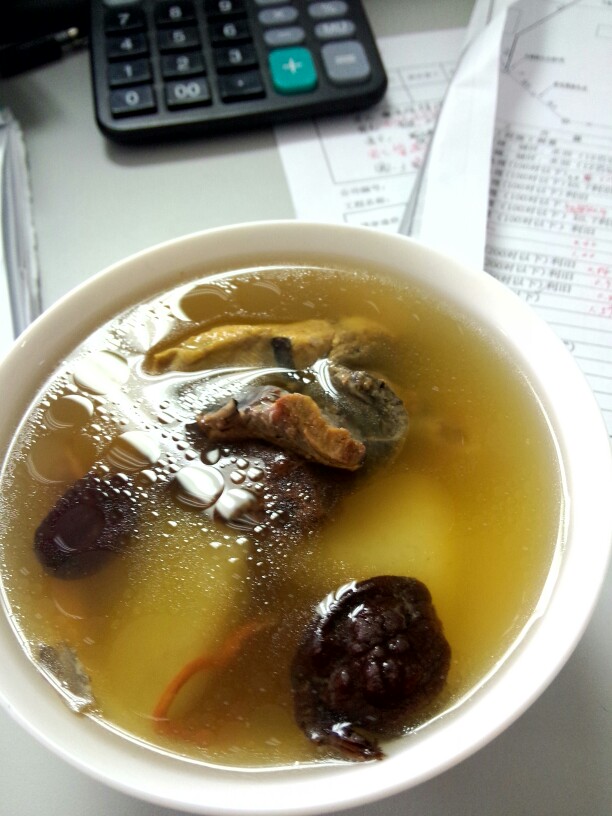 【山药枸杞乌鸡汤】1.乌鸡冷水下锅,焯水,撇去浮沫,捞出备用.2.