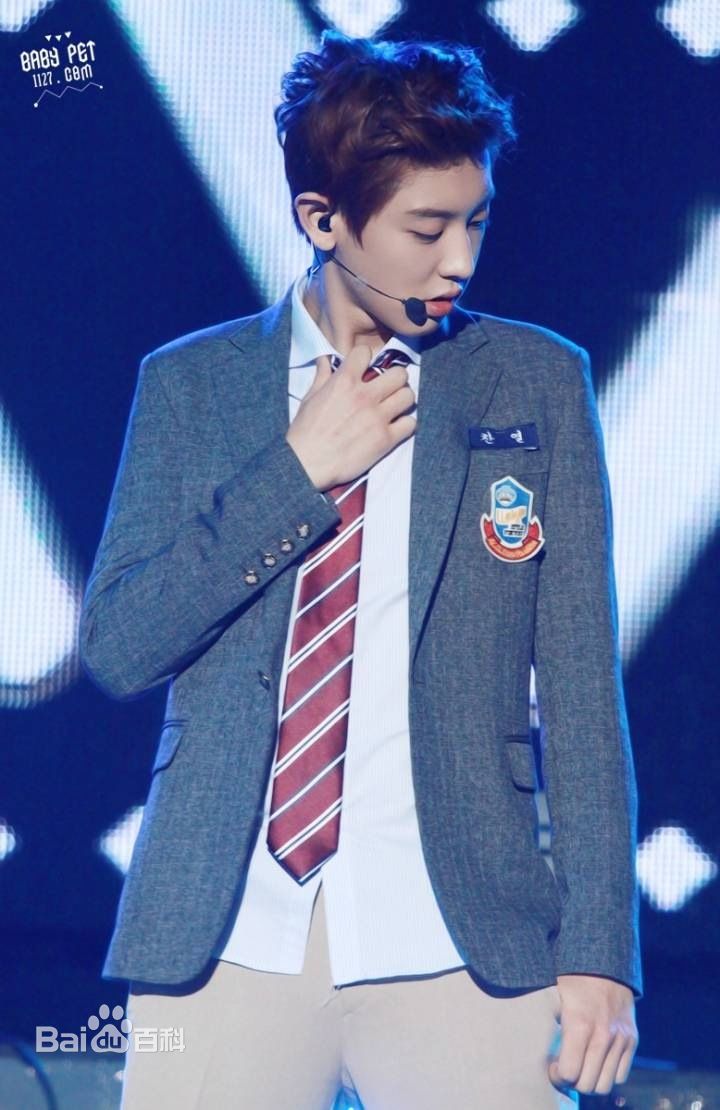 灿烈是一个彬彬有礼的善良男孩,在sbs《roommate》中,为大家买菜,做饭