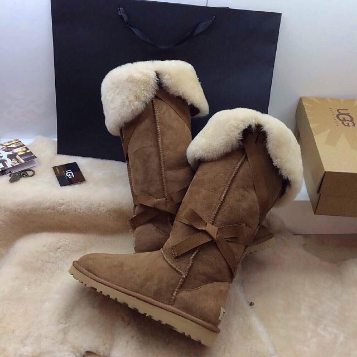 ugg最新爆款.真正澳洲羊皮毛一体;非常正的5色,有现货啦!