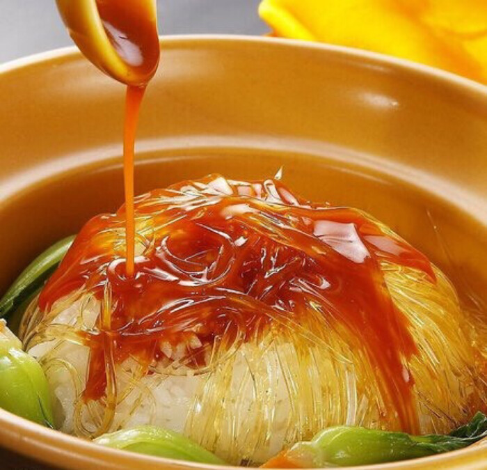 【鱼翅捞饭】将鱼翅泡至2个小时以上;将泡好的鱼翅用清水投净,在放入