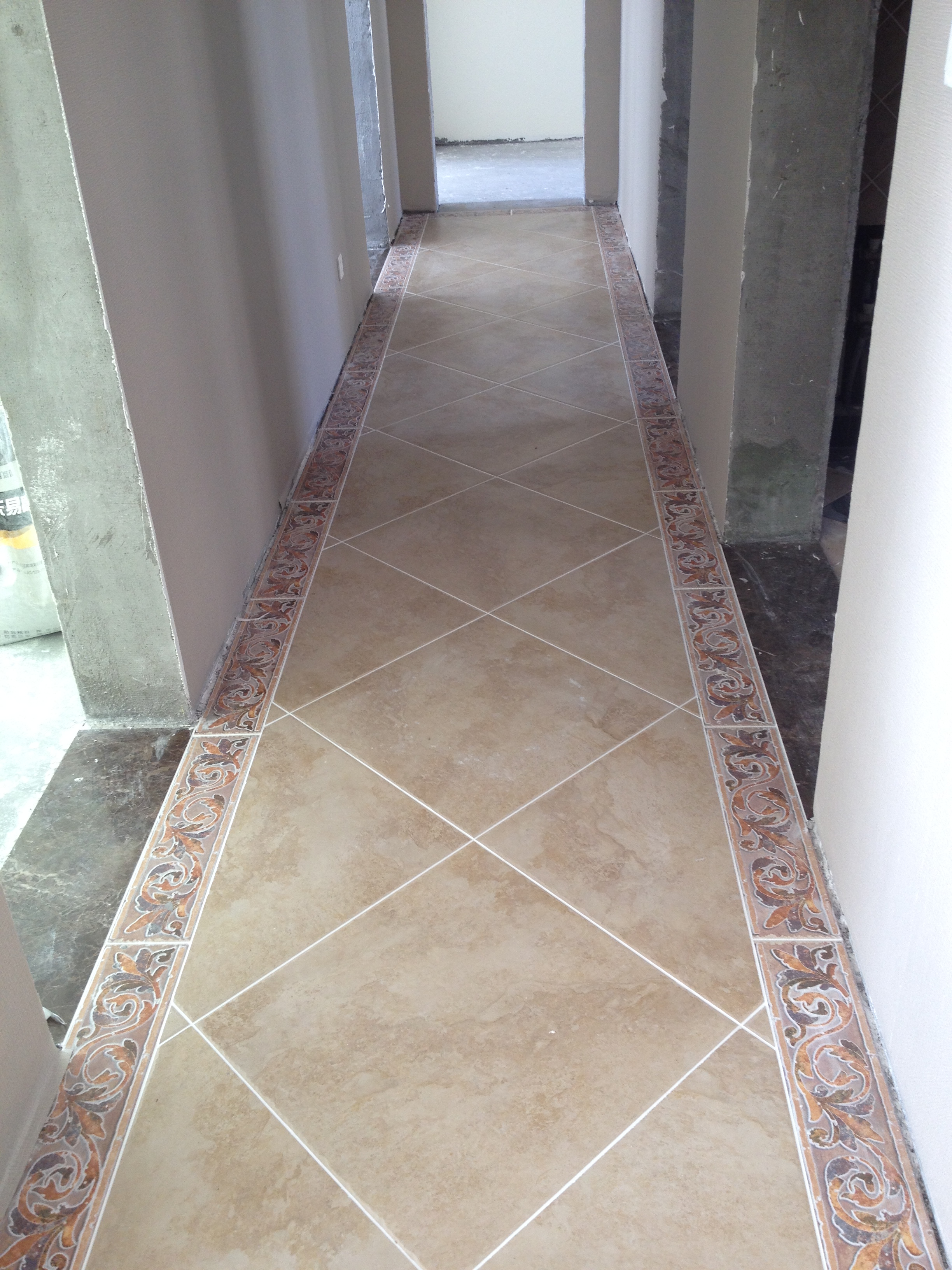 12.1,走廊的美缝效果,用的白色.