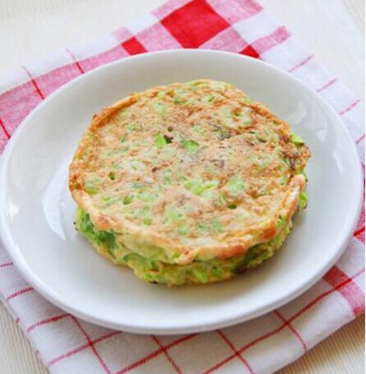 【圆白菜煎饼】鸡蛋1只打散,加少许胡椒粉和辣椒粉和盐,滴入少许料酒