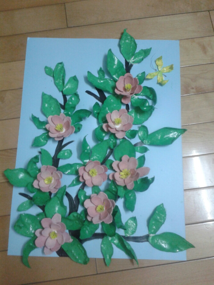 花是鸡蛋托做的. 叶子是可乐瓶做的. 还未完善.