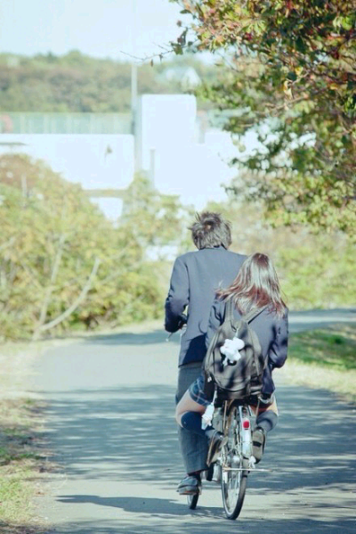 情侣骑自行车唯美图片图片