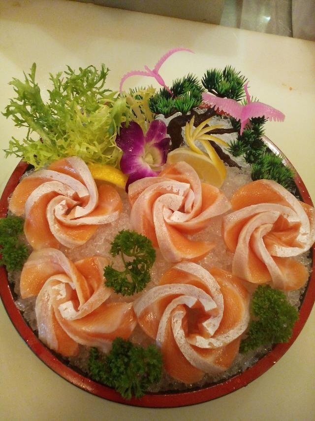 刺身多指生鱼片,也叫"鱼生".