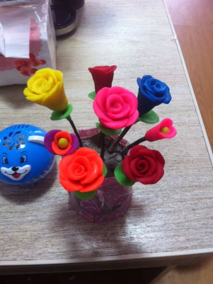 手捏橡皮泥玫瑰花