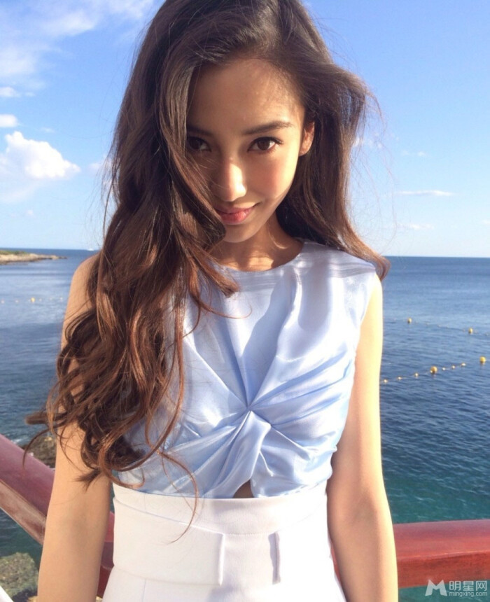 杨颖.