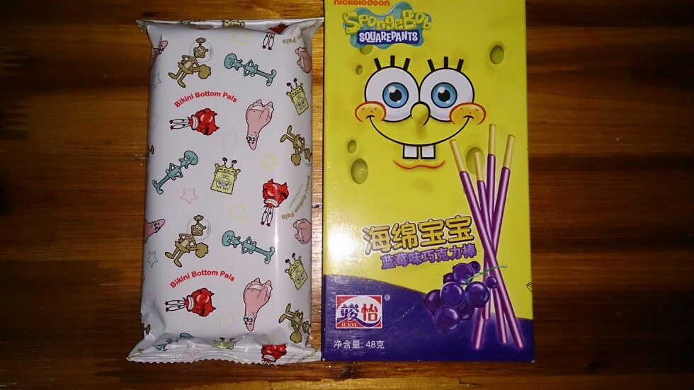 海绵宝宝的巧克力棒.么么哒.里面还送贴纸哒.