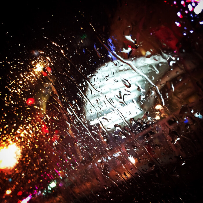 车窗外的雨