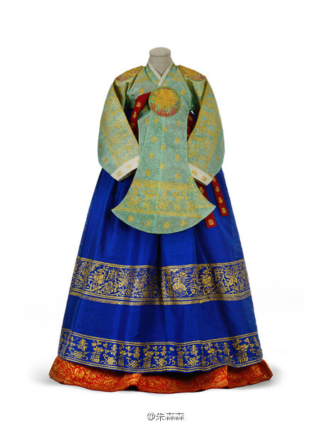 【唐衣】和服及韩服中都有一款服饰叫唐衣,和服中的唐衣一般指十二单