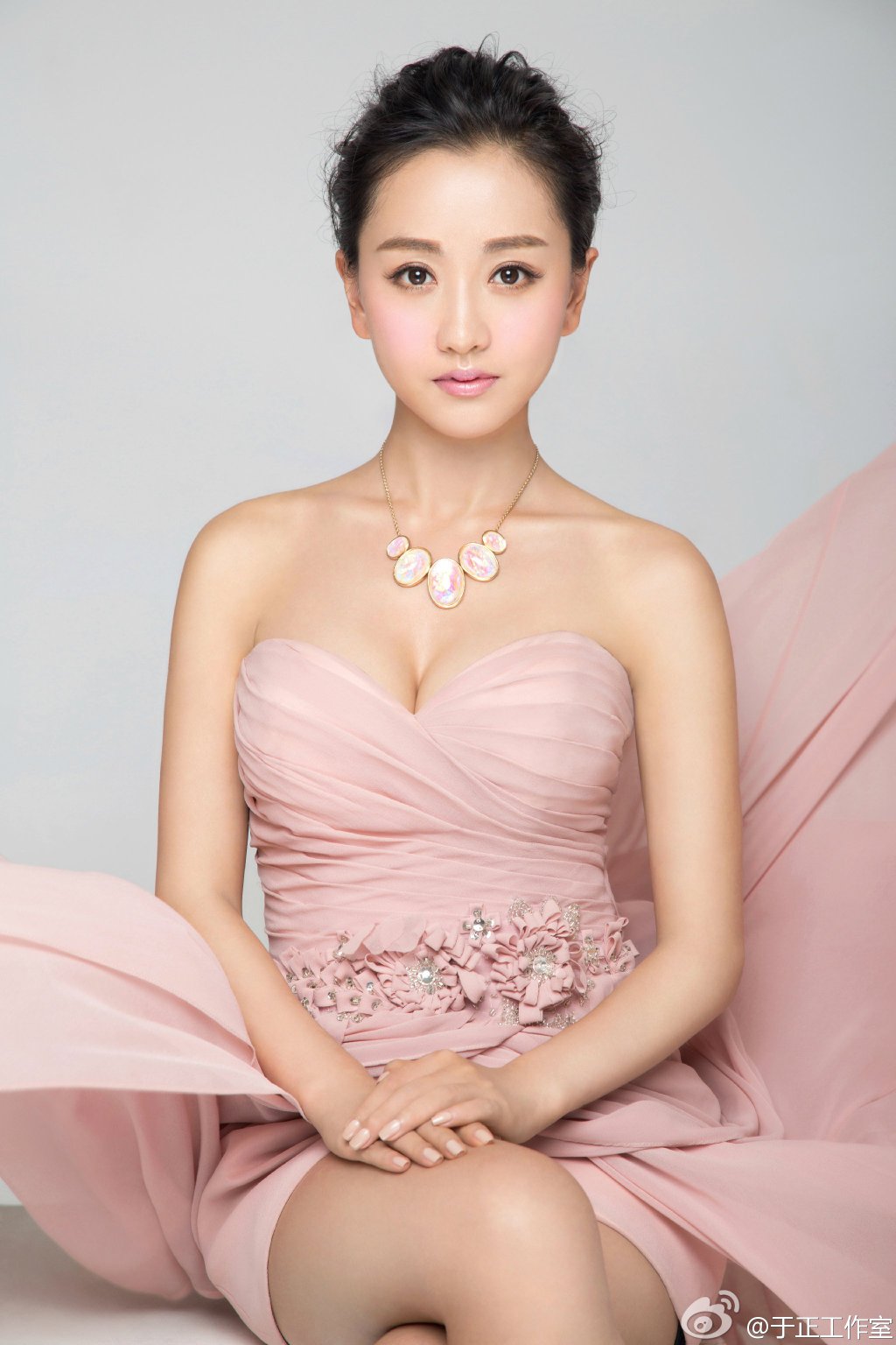 美女演员杨蓉的写真硬照 杂志封面 时尚街拍 cr.于正工作室