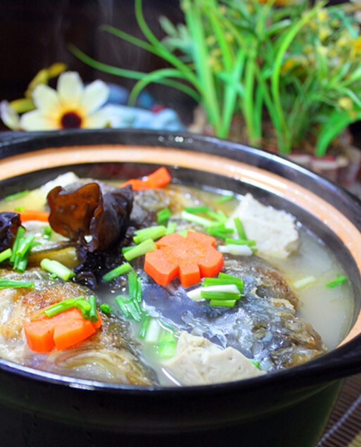 (砂锅豆腐鱼头汤)食材:水库鱼头,老豆腐,黑木耳,胡萝卜,葱姜料酒等