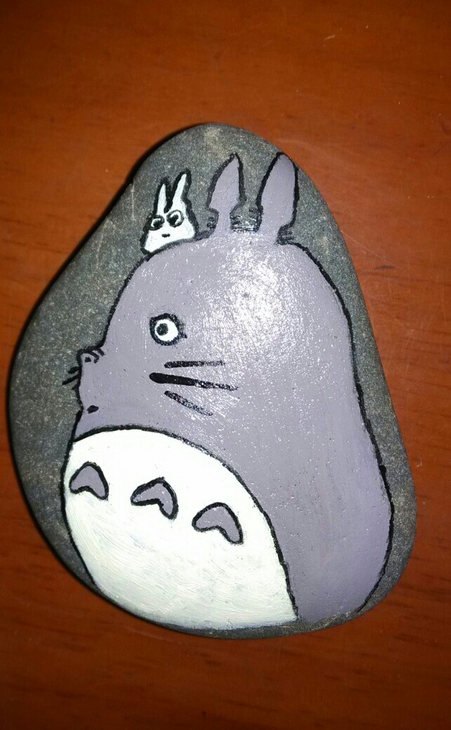 龙猫石头画,算处女作品.