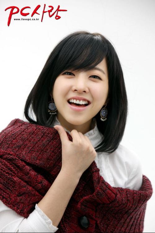 朴宝英,1990年2月12日出生于韩国忠清北道曾坪邑,韩国女演员,毕业于檀
