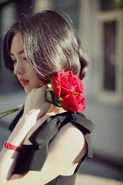 拿玫瑰的女子 分外妖娆 美得如此惊艳 优雅#短发 #气质美女 #高清美图