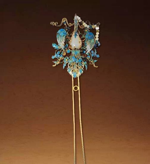 点翠嵌白玉凤簪 年代:清 尺寸:长23cm 此凤簪运用点翠工艺刻画出栩栩