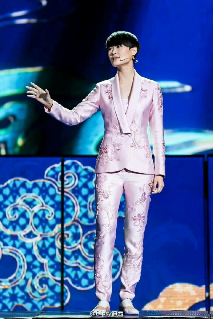 蜀国有佳人,倾国又倾城#李宇春春晚蜀绣