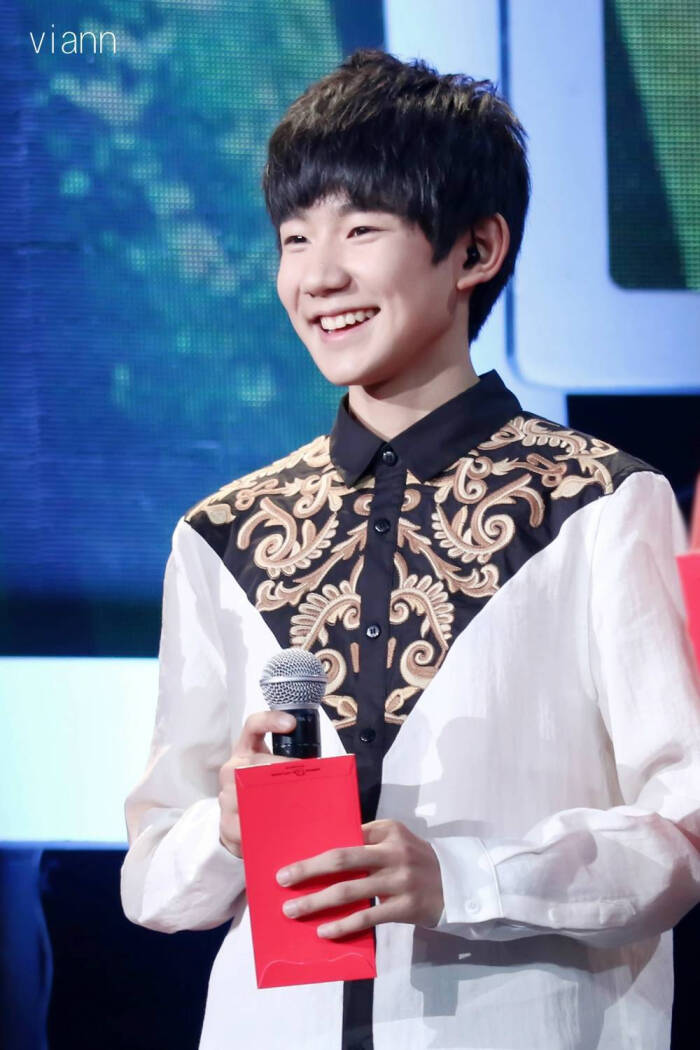 王源 央视网络春晚 cr:viann