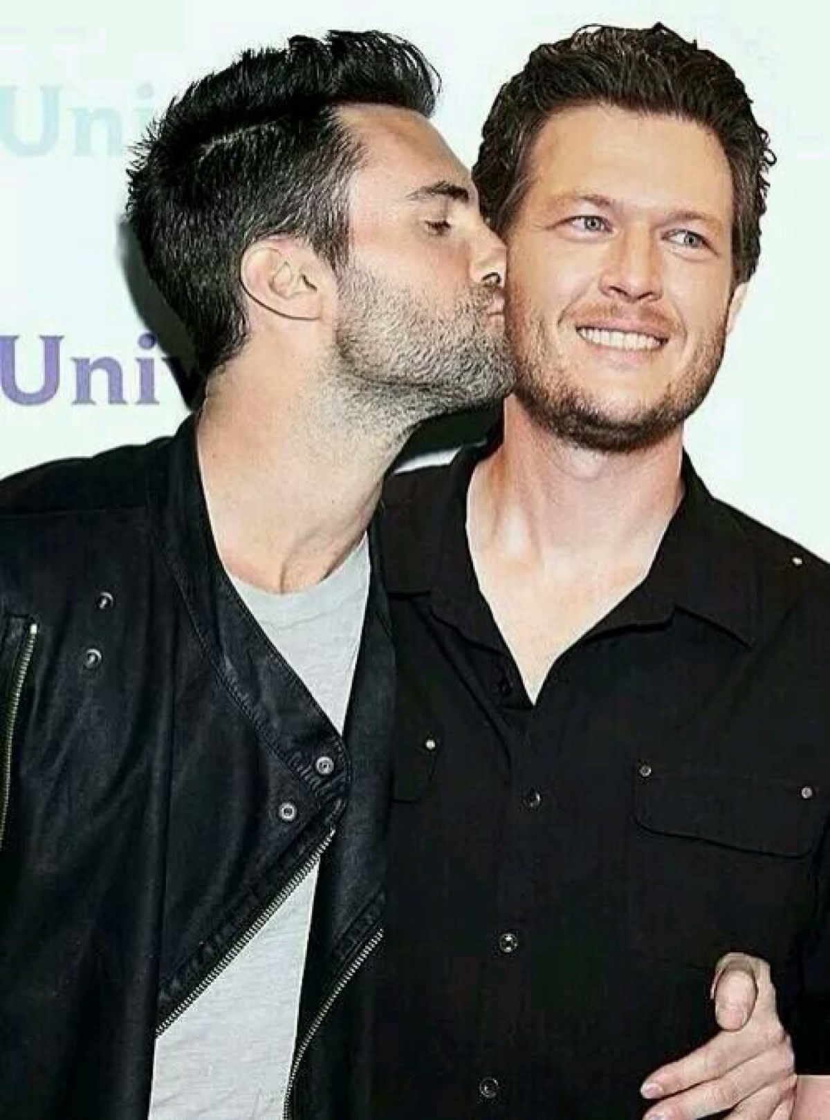 萌翻了～adam levine kissed blake shelton～骚当和熊脸果然相爱相杀