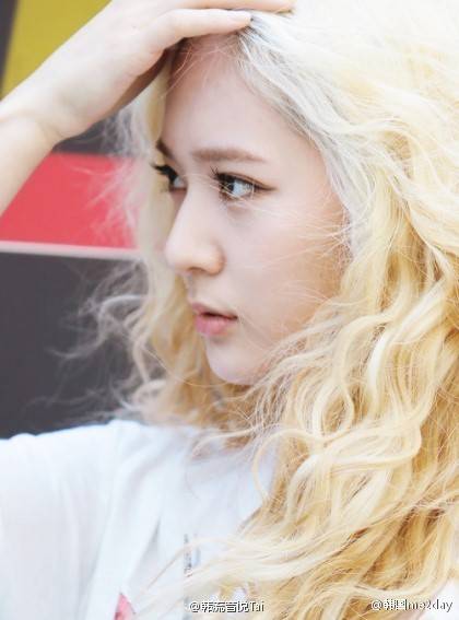 【f(x)】各种发色均能hold住的krystal郑秀晶之金发篇~~ [花心]