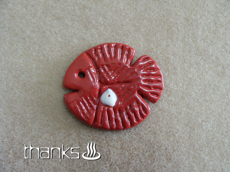 红色热带鱼黏土饰品带贝壳