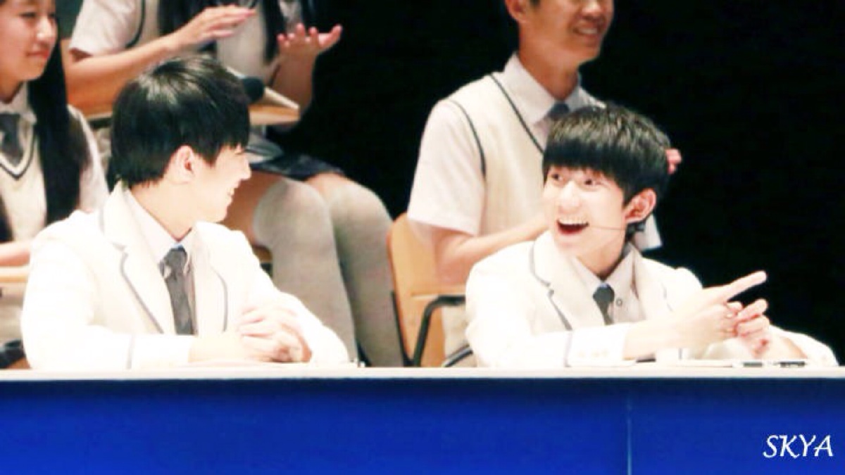 王俊凯# #王源# #tfboys# 桃花眼带笑看人真的很杀