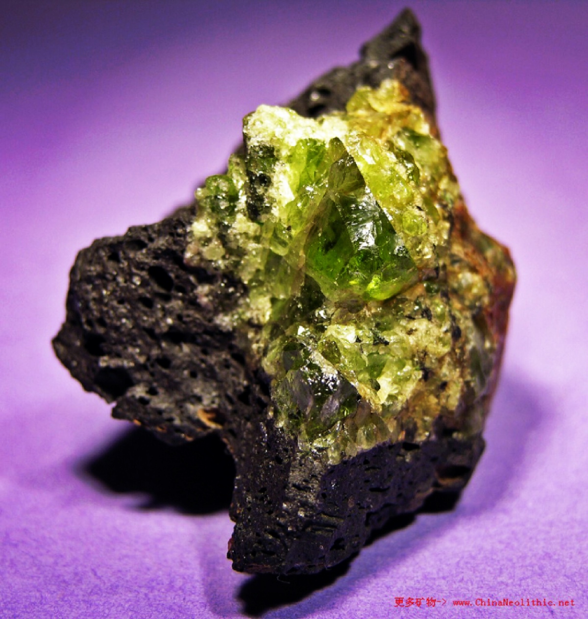 钙镁橄榄石图片