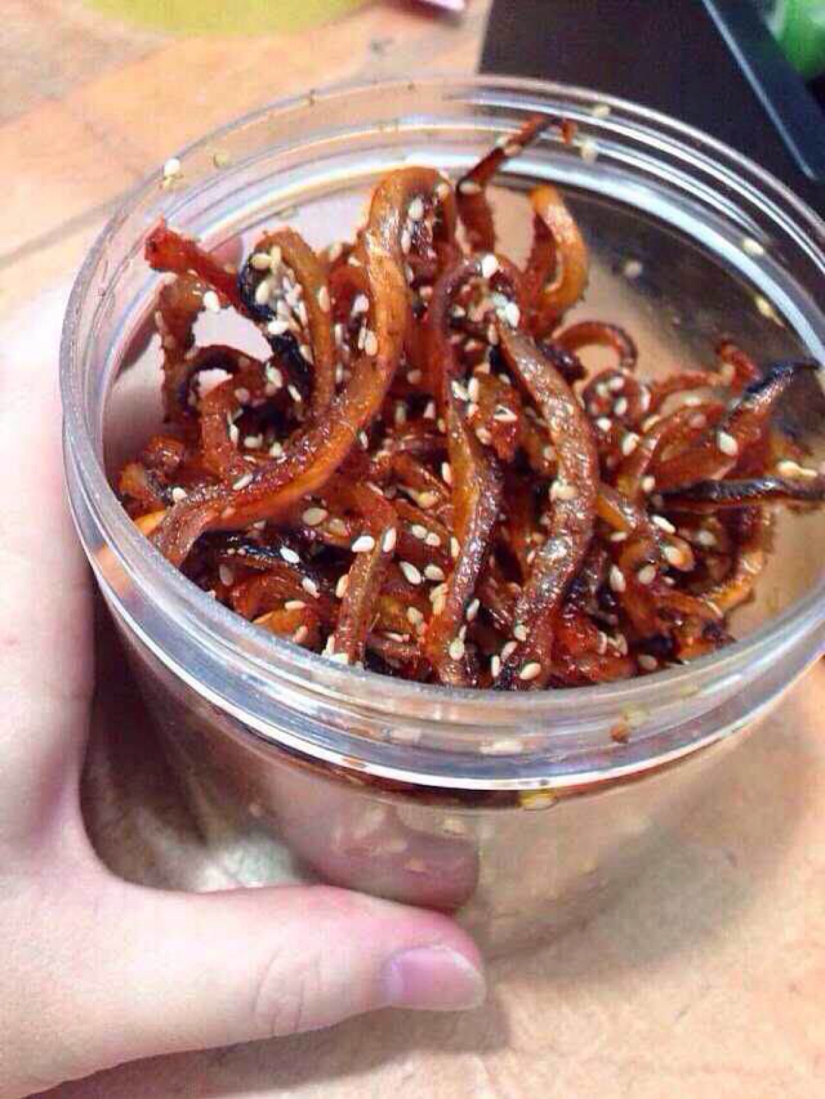 香辣鳗鱼丝,甜辣味,每条都粘了白芝麻好吃到根本停不下来