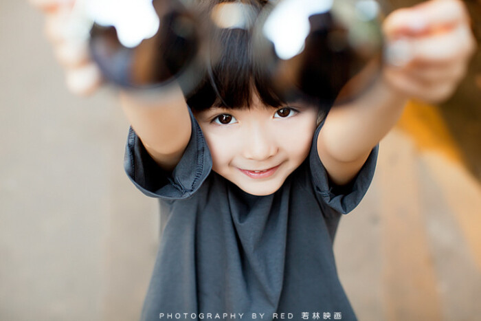 摄影师:@摄影师李小蕾 小模特:@安淇尔apple 一个可爱的小女孩,五岁半