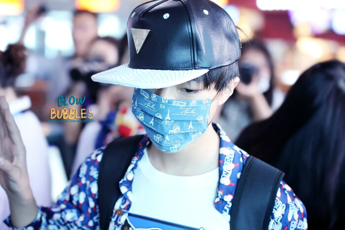 王俊凯# #tfboys王俊凯# 140903 重庆至长沙 cr:blowbubbles王俊凯