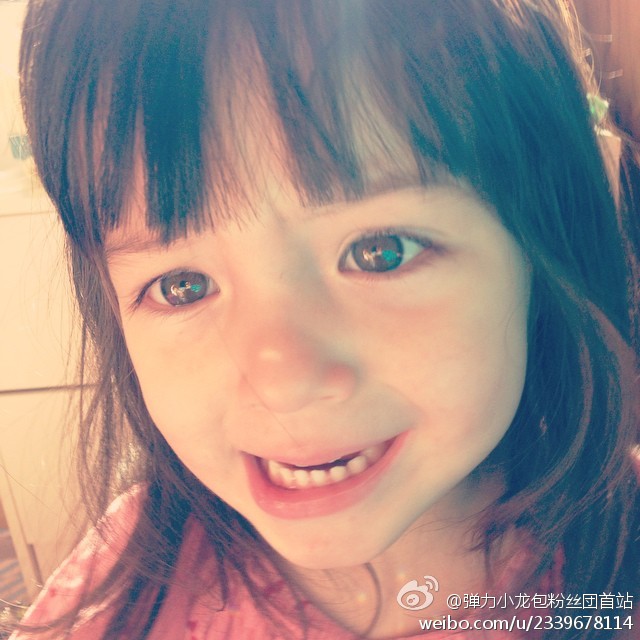 sarah michelle是中国台湾和新西兰的混血宝宝,有着一双充满灵气的
