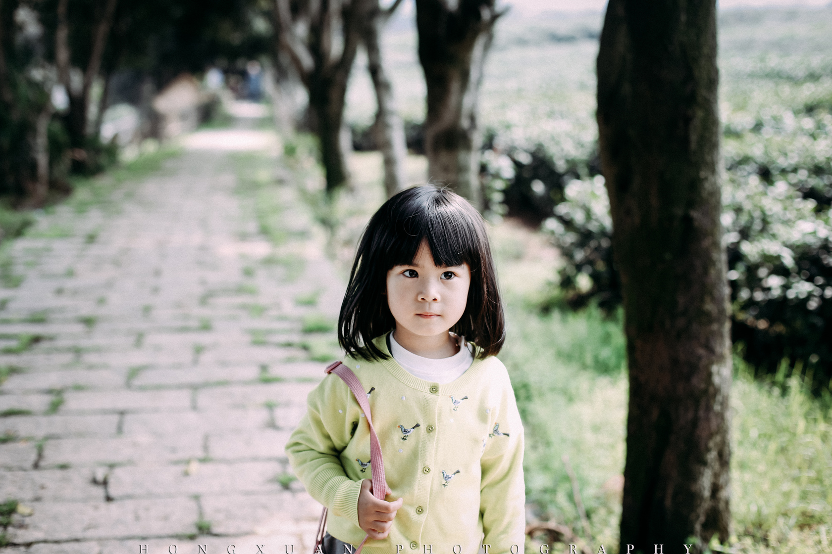 你的鹅黄色小开衫很可爱 摄影:洪小漩 出镜:阳阳 齐刘海,大眼睛,小