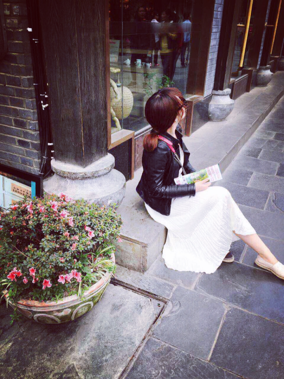 韩国街角 街拍 背影 墨镜 白裙子