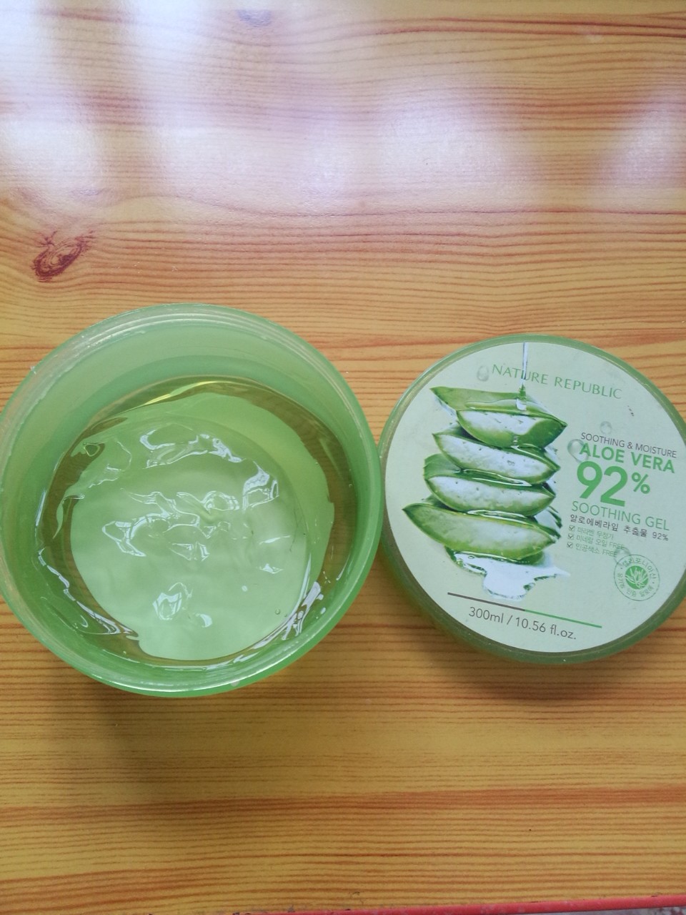 自然乐园芦荟胶#个人觉得还可以,质地清爽,味道很好闻,补水效果还