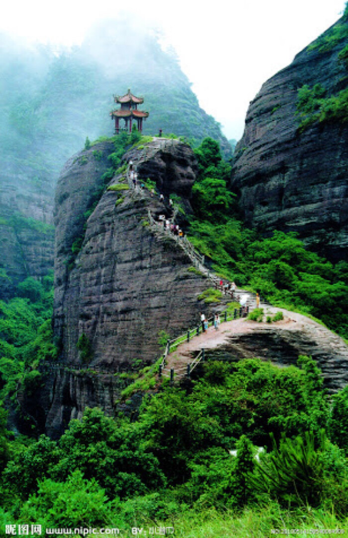 冠豸山于1986年被评为福建省十佳风景区,1994年被确定为国家重点风景