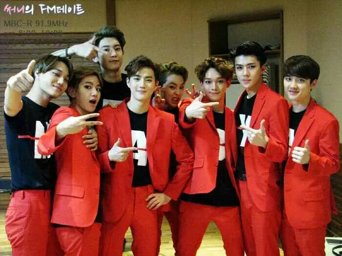 exo call me baby 音乐银行后台照 第四个一位