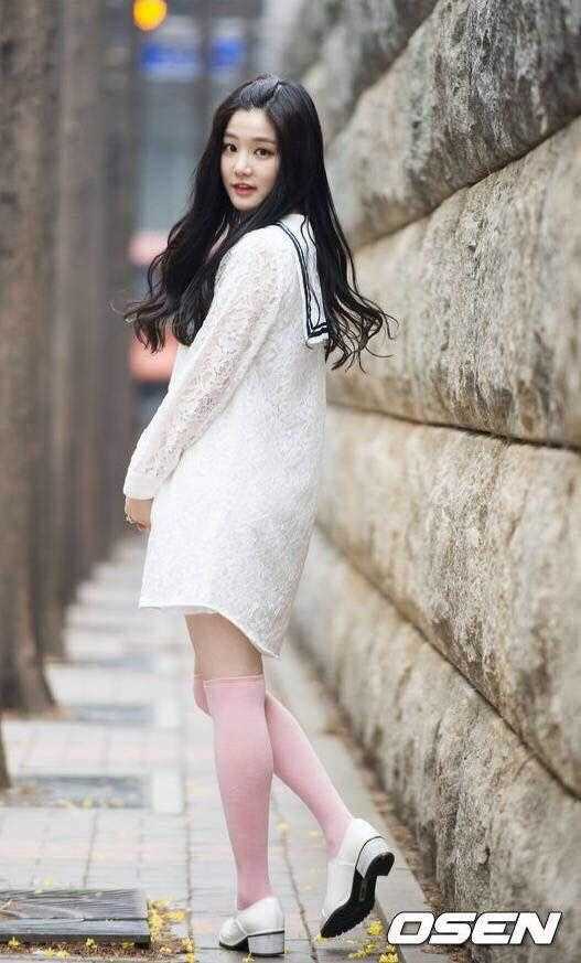 李侑菲 
