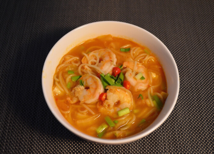 虾仁翻炒,再下辣白菜,稍作翻炒倒一大碗水,煮沸之后下拉面(拉面提前煮