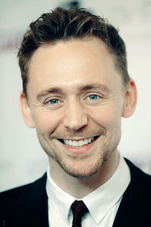 蓝眼睛 上翘嘴唇 小白牙 尖下巴 迷人微笑