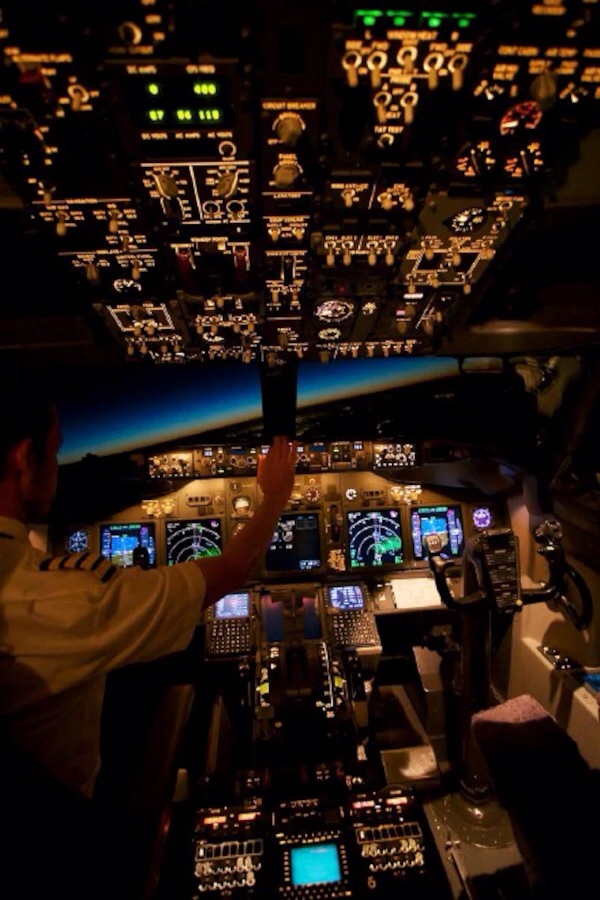 747-800客机驾驶室图片