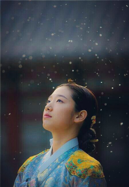《尚衣院》剧照#朴信惠女神#漫天飘雪与之共舞.