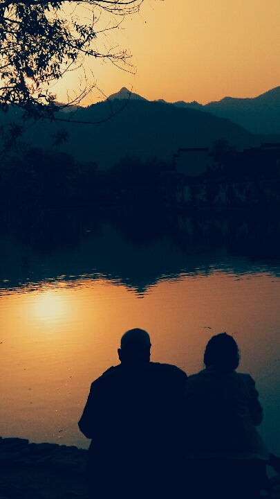 夕阳河边走图片图片