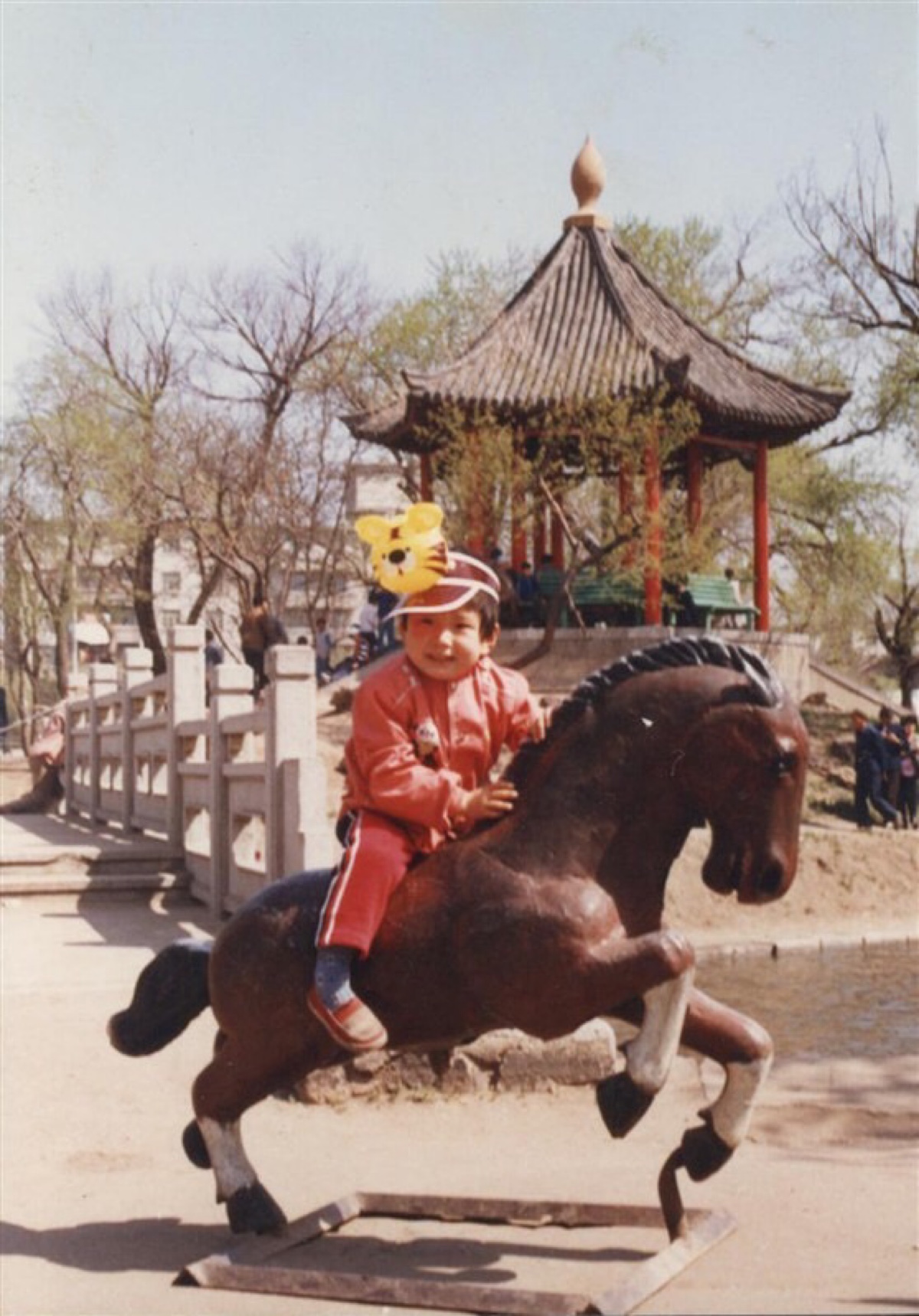 晒我家的老照片# 三岁 当时超级流行的 充气 帽子