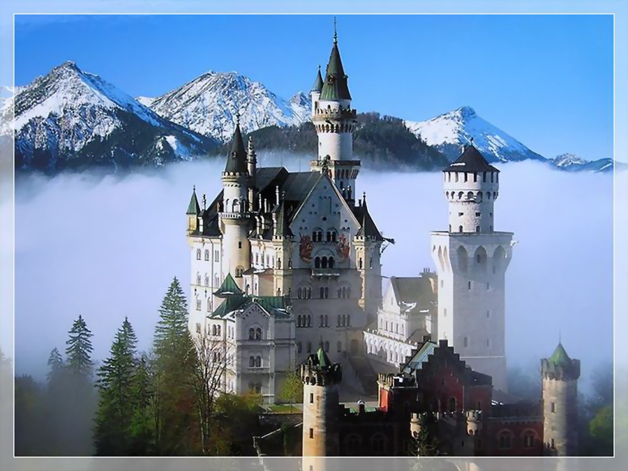 新天鹅城堡,又名"白雪公主城堡",是座白墙蓝顶的神话城堡,坐落于于