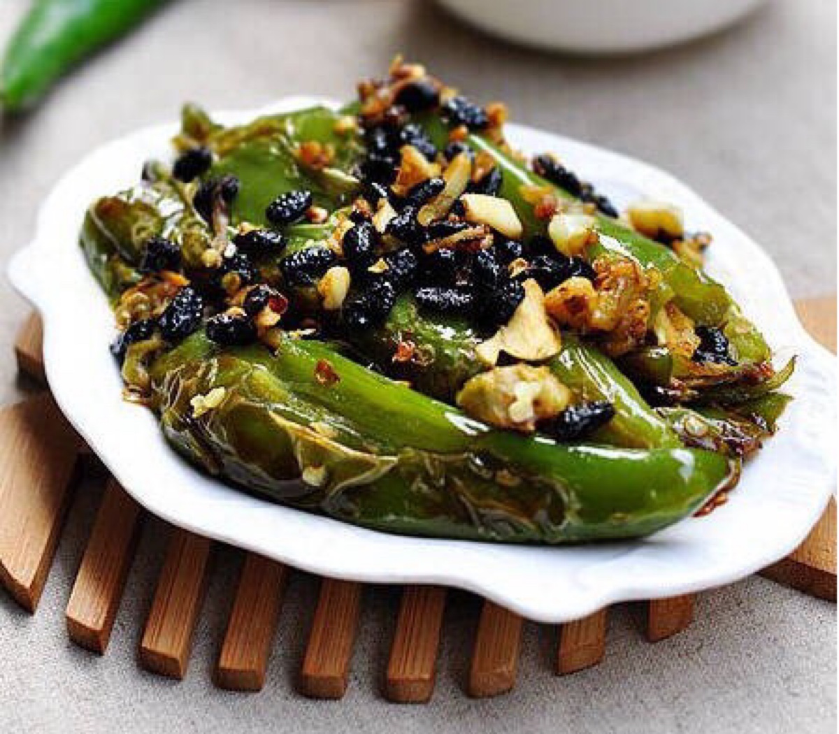 【豆豉烧青椒】1.青椒去蒂,用刀拍松;2.