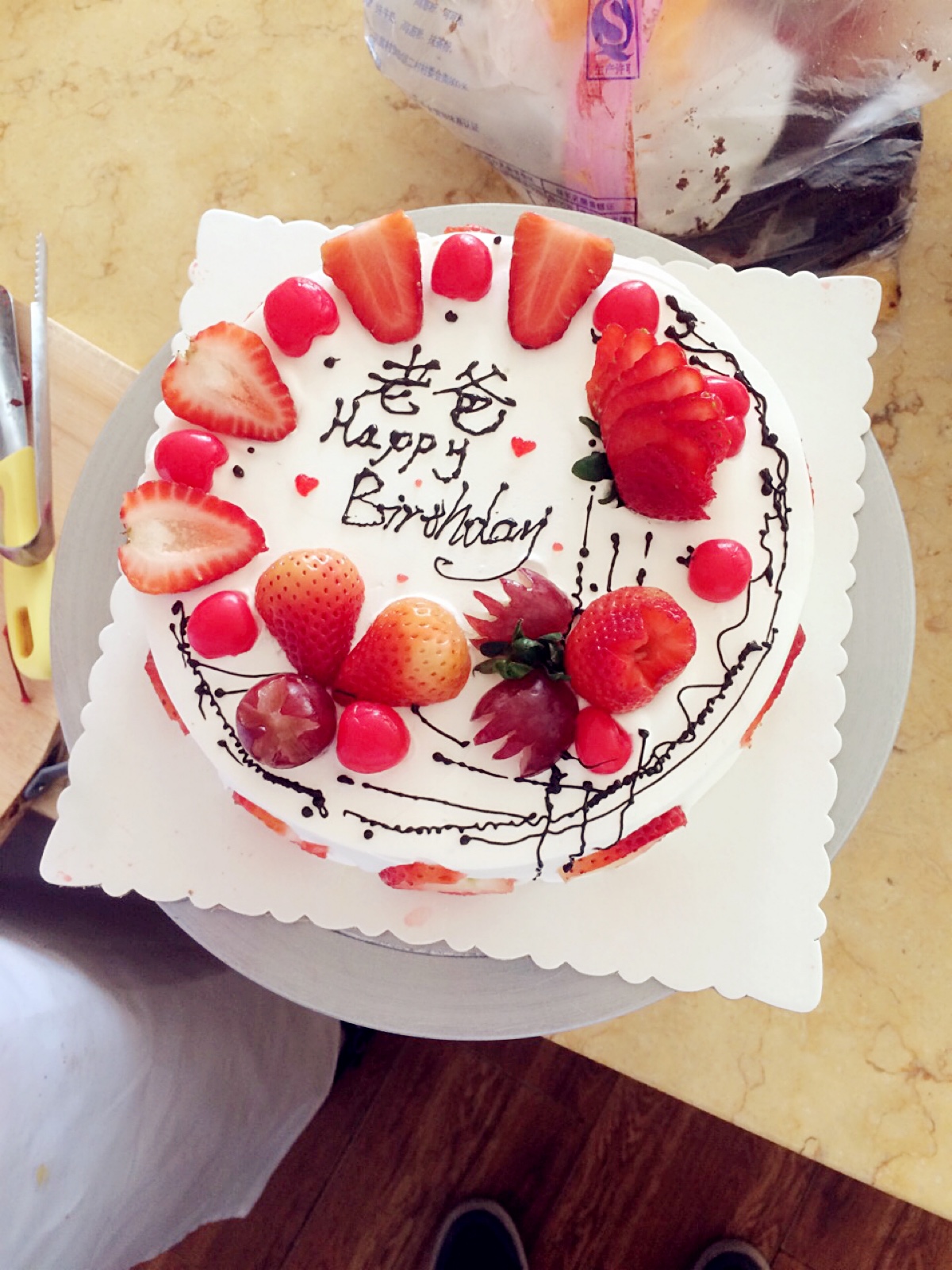 亲手给老爸做蛋糕,希望爸爸能陪我们再久一点