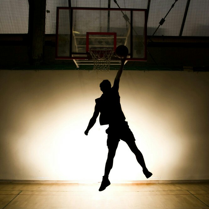 男生打篮球的照片背影图片
