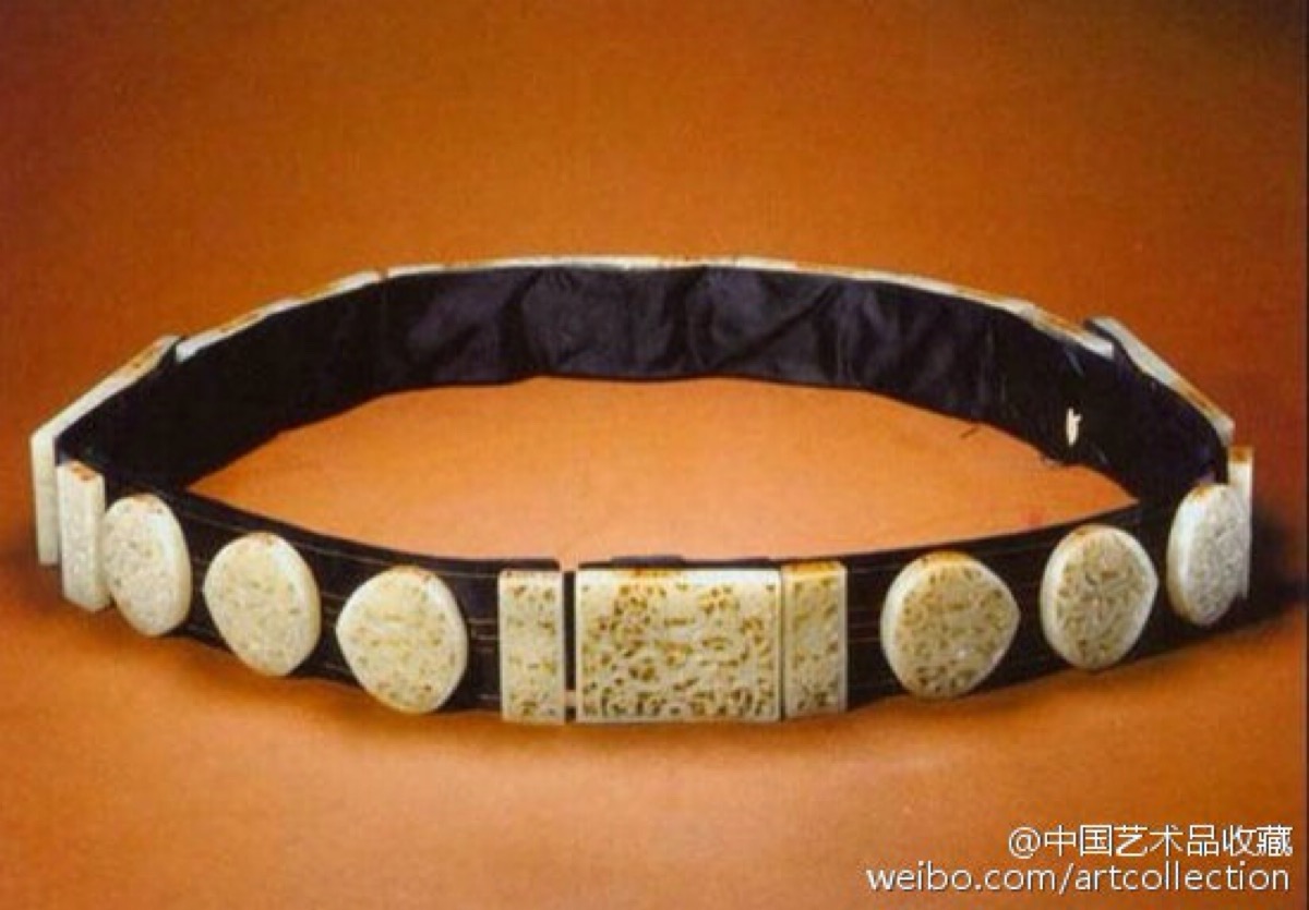 中国古代官服制度中,腰带上的片状装饰品,即带板,其质材,数目及纹饰乃